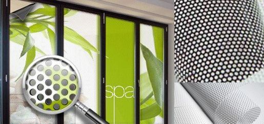 Un primer plano de una ventana con una lupa encima.