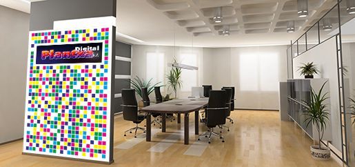 Una sala de conferencias con un código QR en la pared