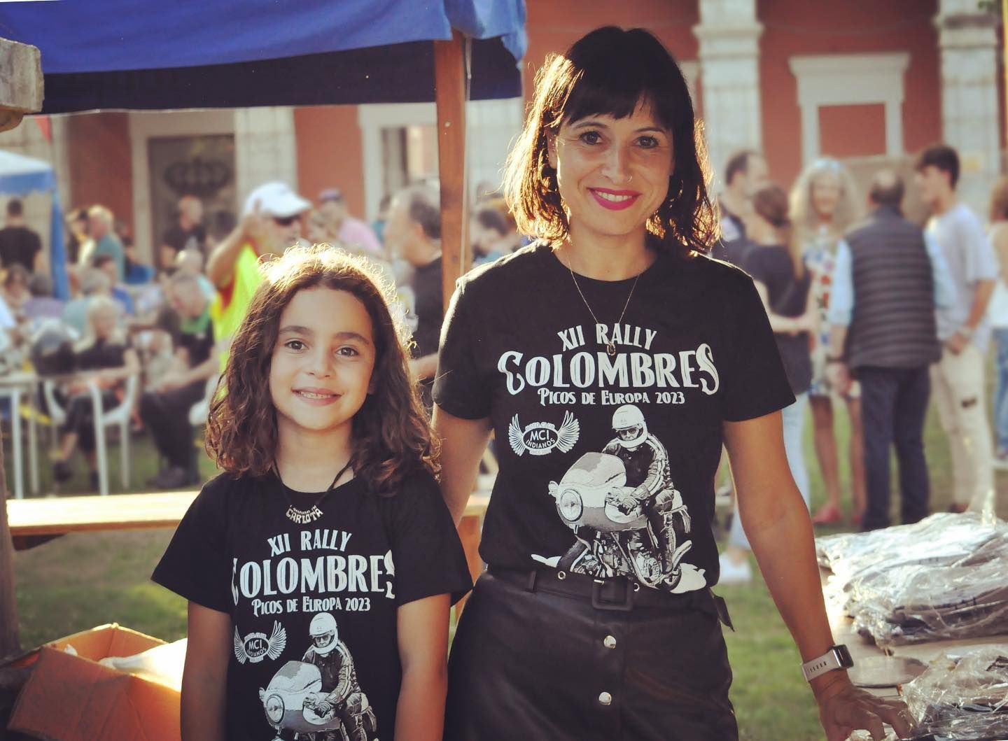 Mujer y niño con camisetas negras a juego de 