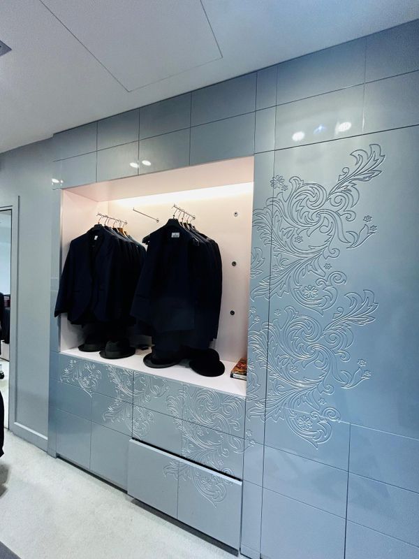 Vestes suspendues dans une penderie