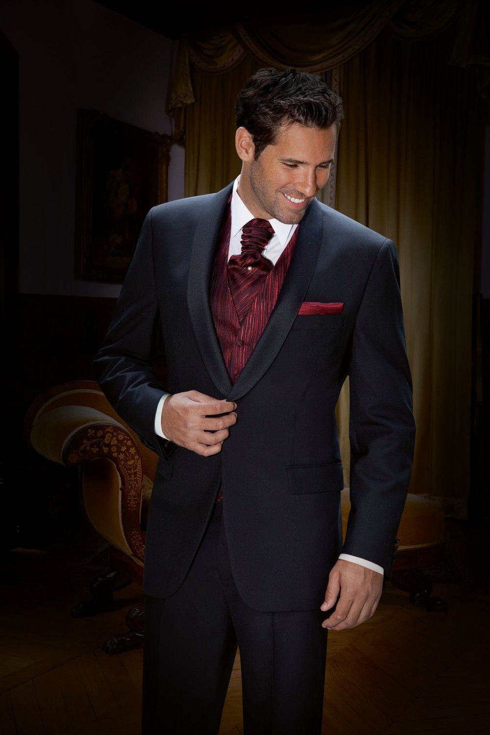 Smoking noir avec gilet bordeaux