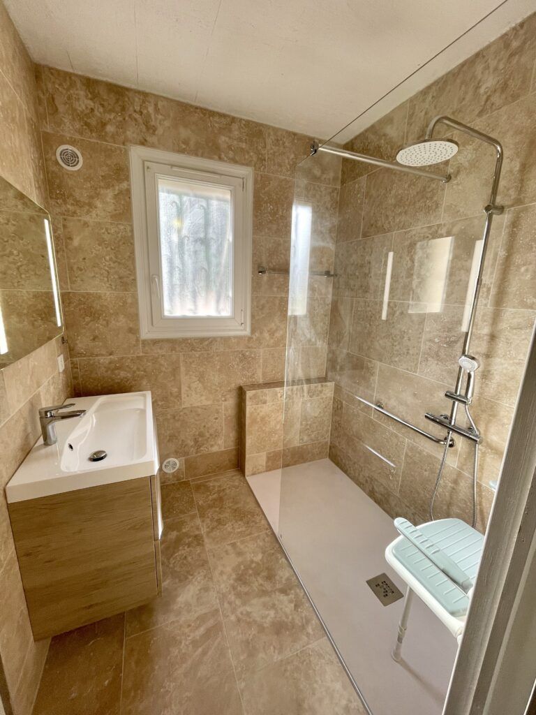 Salle de bains avec grands carreaux.
