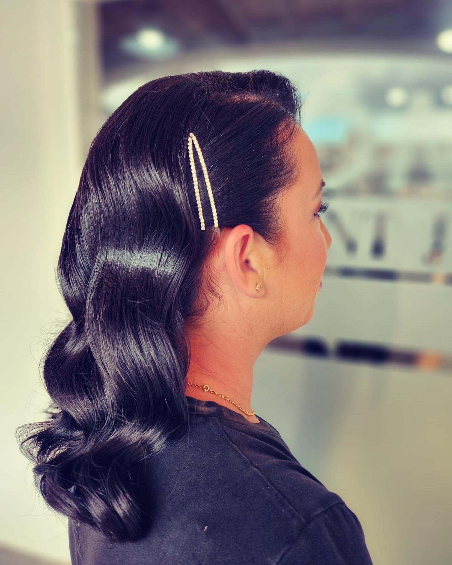Una mujer con cabello largo y negro lleva una horquilla en el pelo.