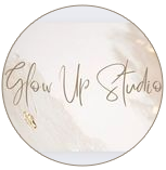 El logotipo de Glow Up Studio es un círculo con las palabras 