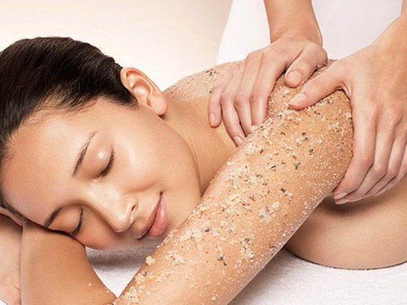 Una mujer se está haciendo una exfoliación corporal en el brazo.