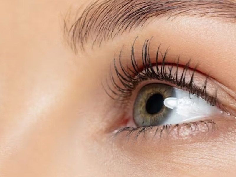 Un primer plano del ojo de una mujer con pestañas largas.
