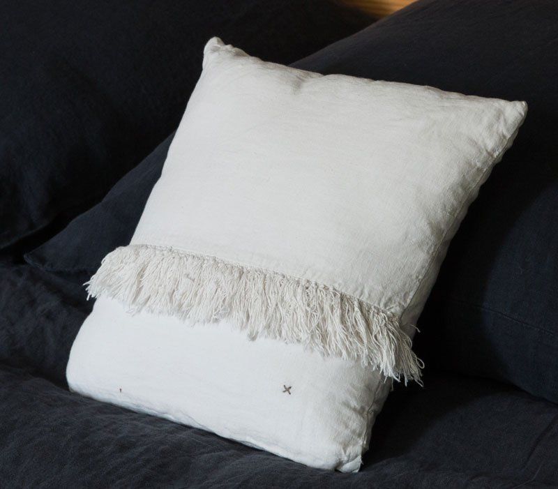 Coussin frangé carré Bed and Philosophy en lin naturel, boutique CAMPO à Laval