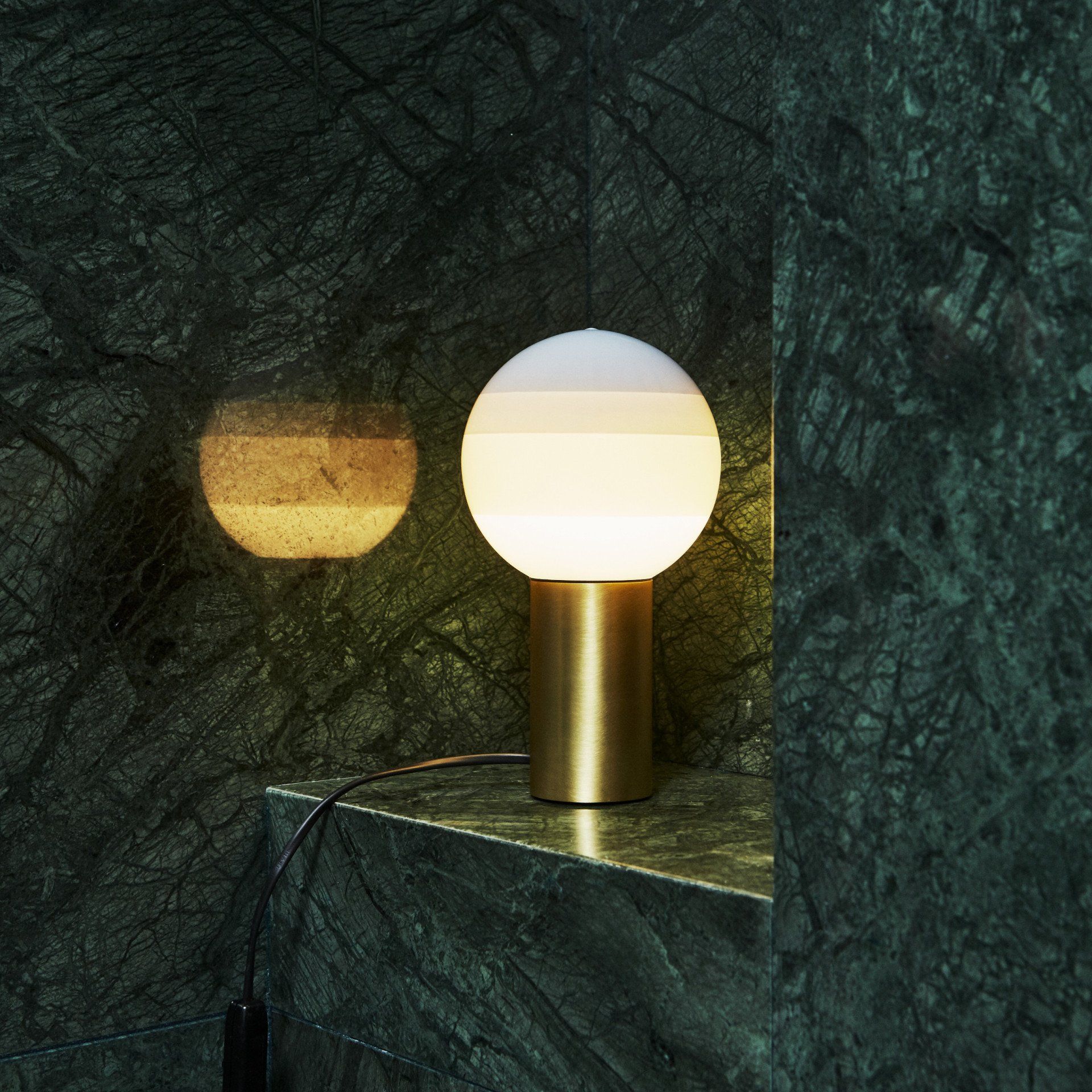 Lampe de table sur pied doré Dipping Light de marque Marset