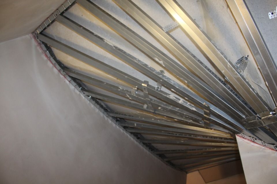 Metallrahmenkonstruktion für eine im Bau befindliche Dachschräge.