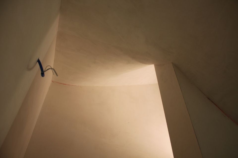 Innenecke eines Zimmers, Wände und Decke. Hellbraun mit Verkabelung an der Wand.