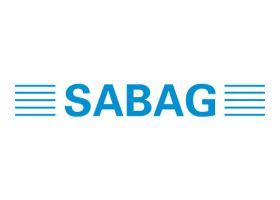 Logo für SABAG in blauer Schrift mit blauen horizontalen Linien an beiden Seiten.