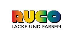 RUCO-Logo mit regenbogenfarbenem Text über schwarzem Text mit der Aufschrift