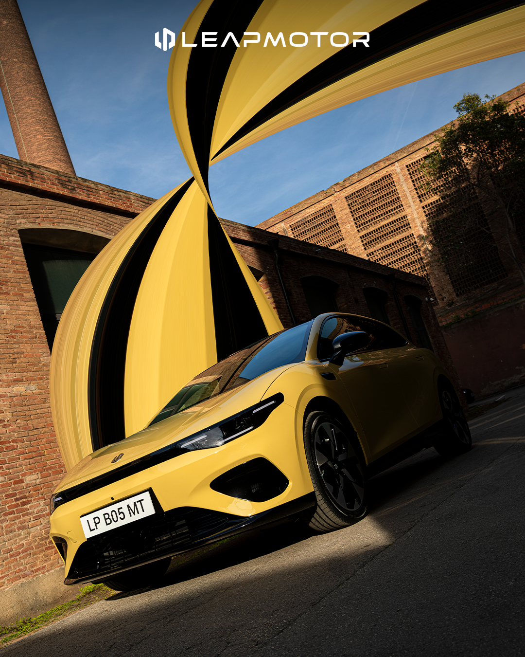 Présentation de la B05 jaune de Leapmotor dans la rue.