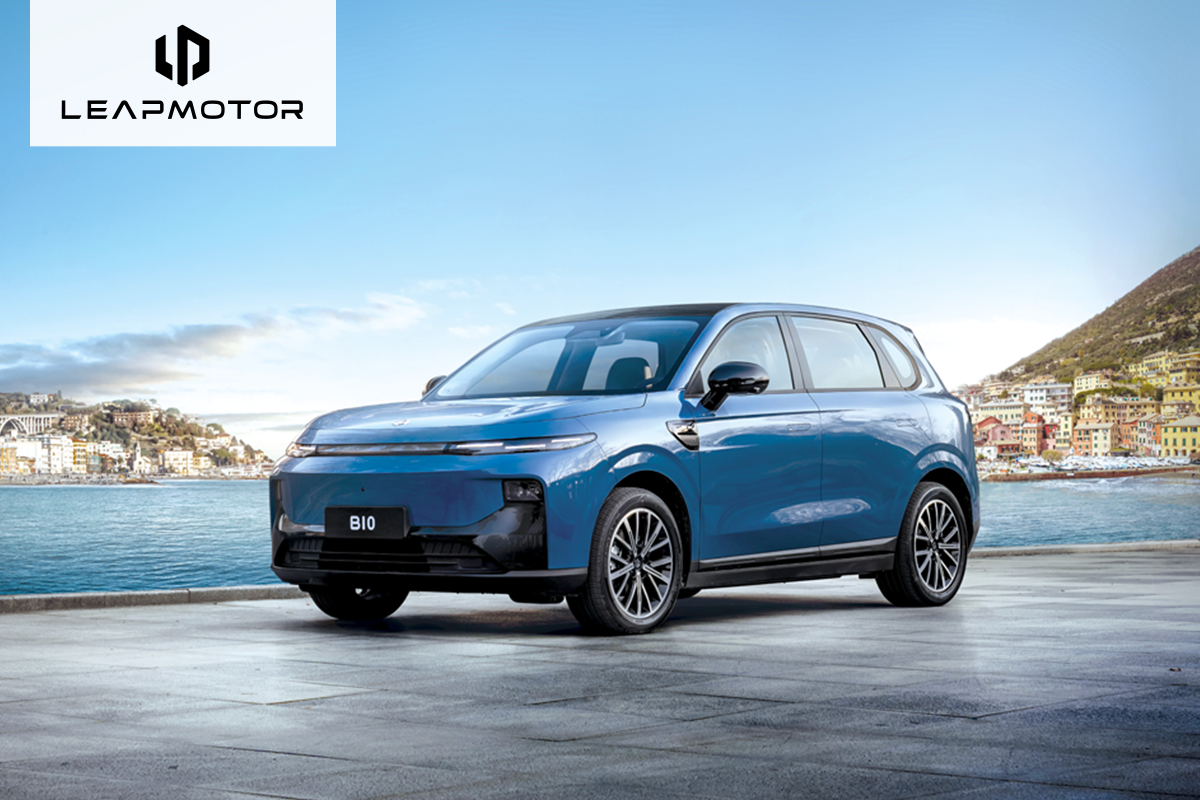 Présentation d'un SUV B10 Blue Leapmotor garé au bord de l'eau, avec des montagnes en arrière-plan.