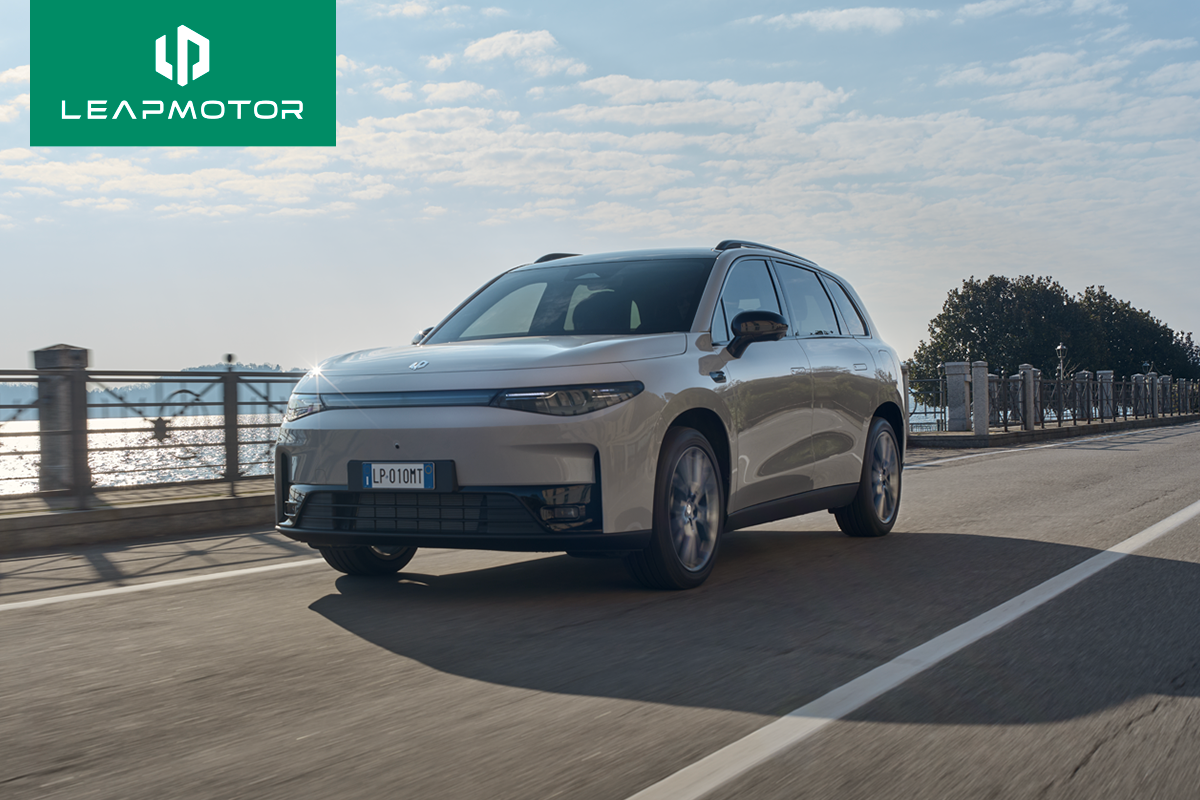 Présentation d'un SUV B03X Leapmotor roulant sur une route.