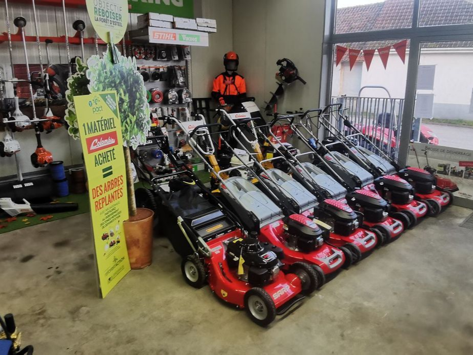 Présentoir de magasin de tondeuses à gazon avec des rangées de tondeuses rouges et noires