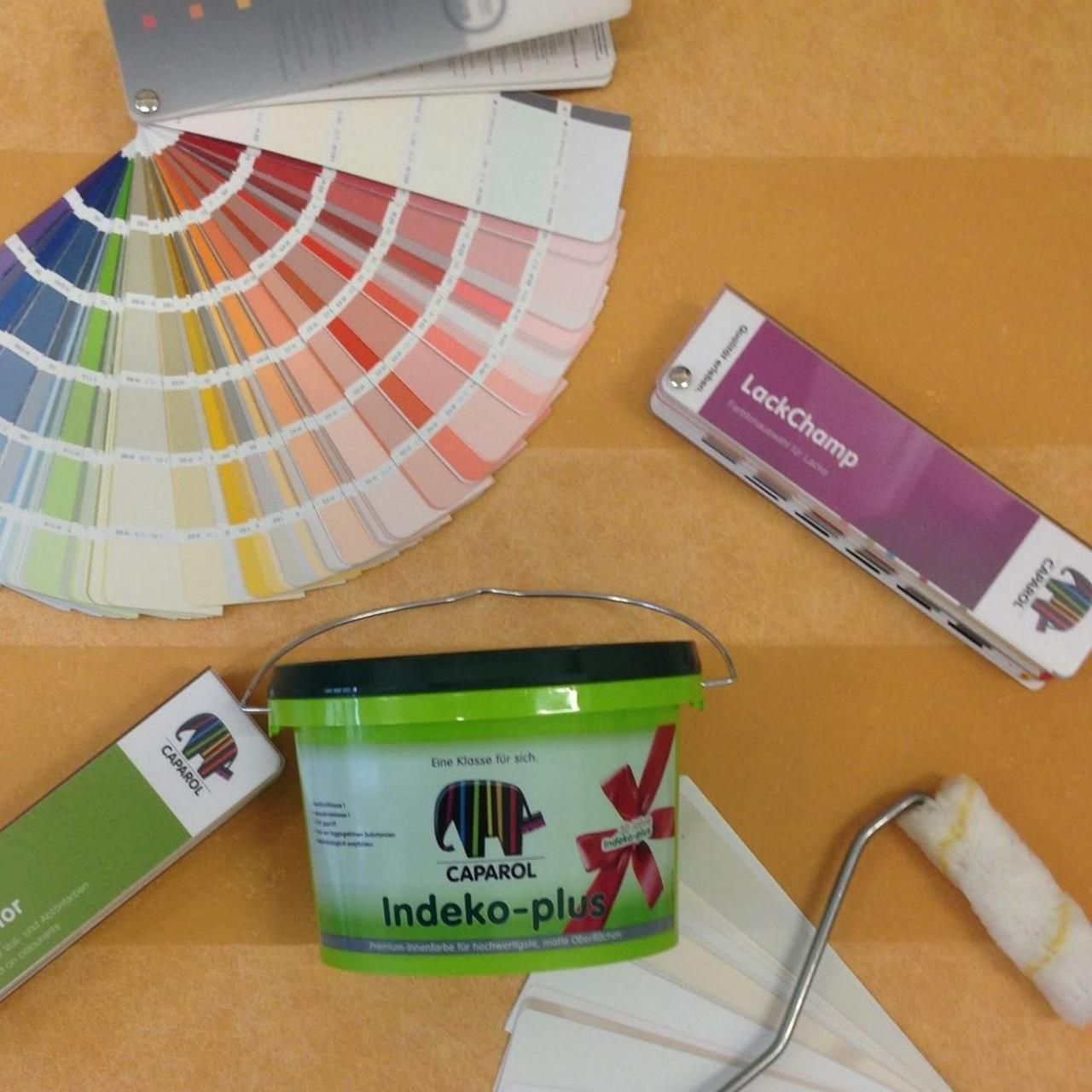 Ein Eimer mit Indeko-Plus-Farbe steht auf einem Tisch