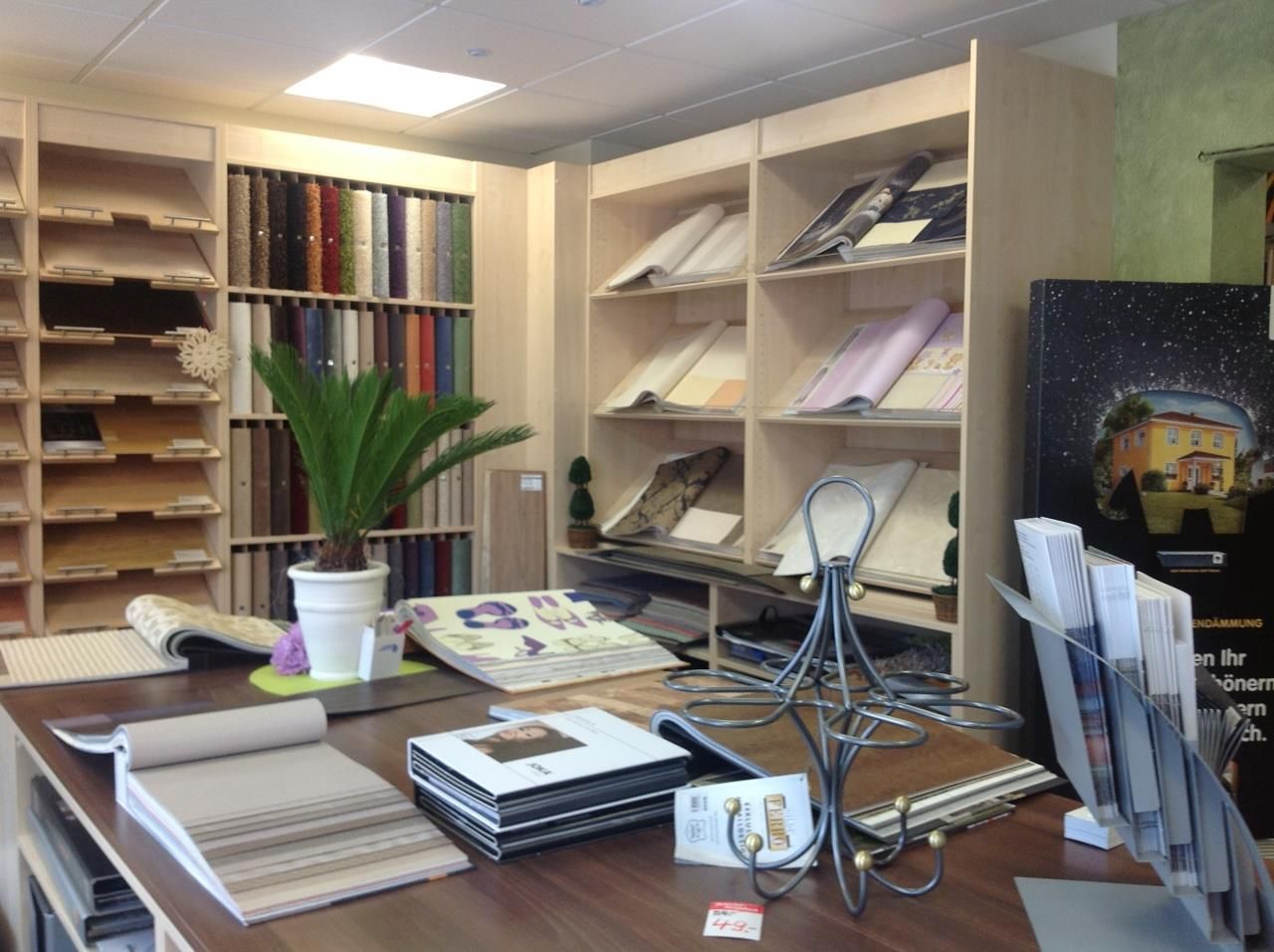 Ein Raum mit vielen Büchern auf einem Tisch