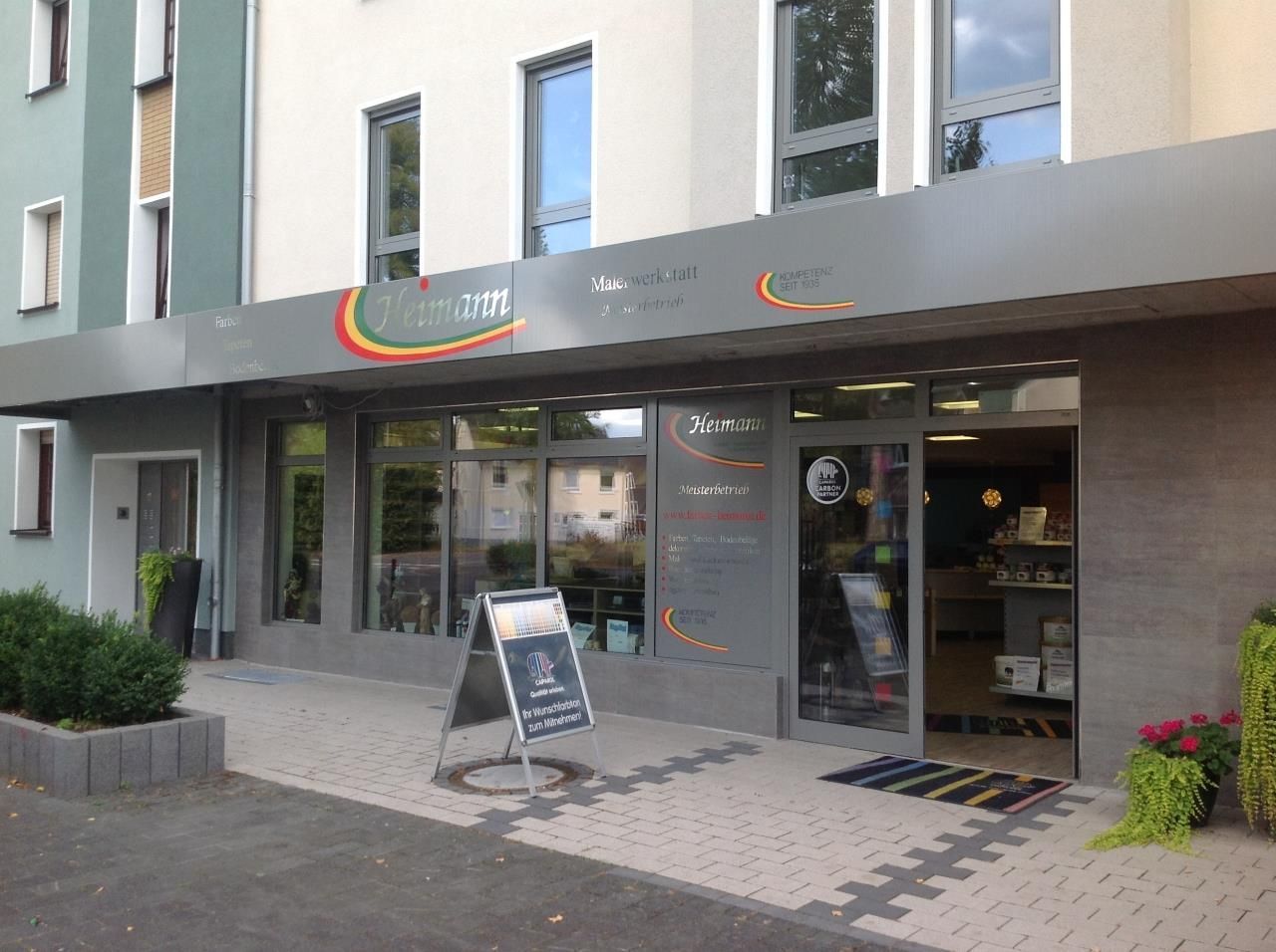 Eine Ladenfront mit einem Schild mit der Aufschrift