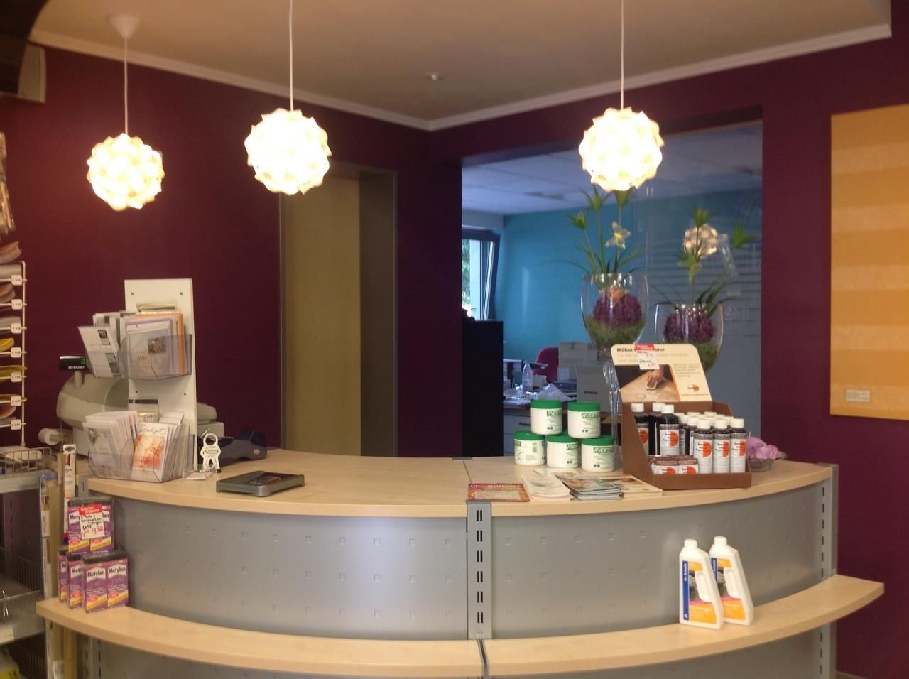 Eine Theke in einem Geschäft mit einer lila Wand