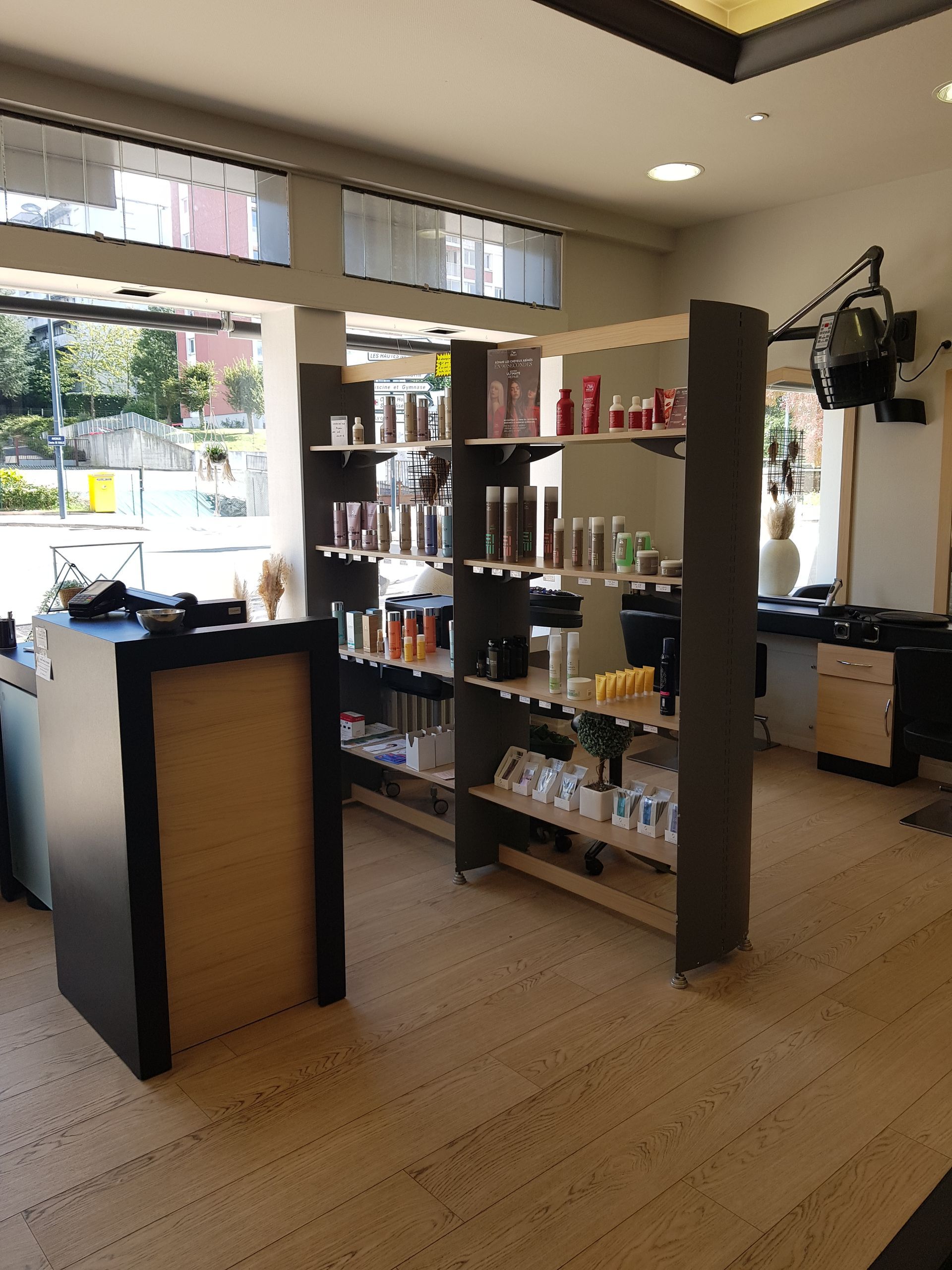 Étagères avec les produits en vente dans le salon