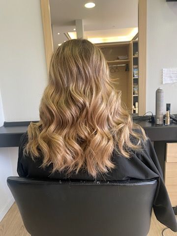 Coupe longue blonde vue de dos