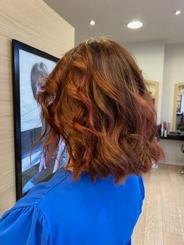 Cheveux bruns avec des reflets roux