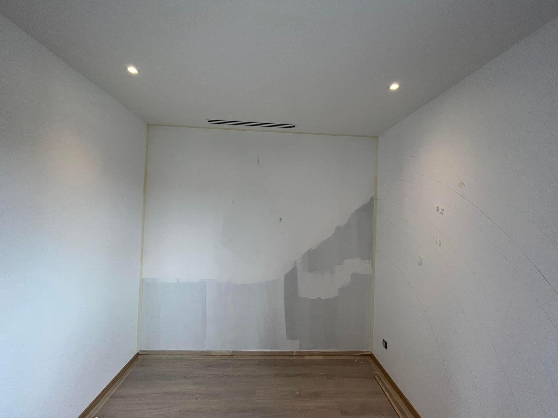 Mur en train d'être peint en blanc