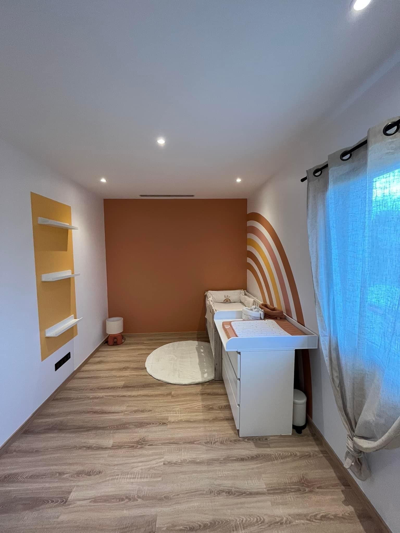 Chambre pour enfant avec un mur couleur terra cota