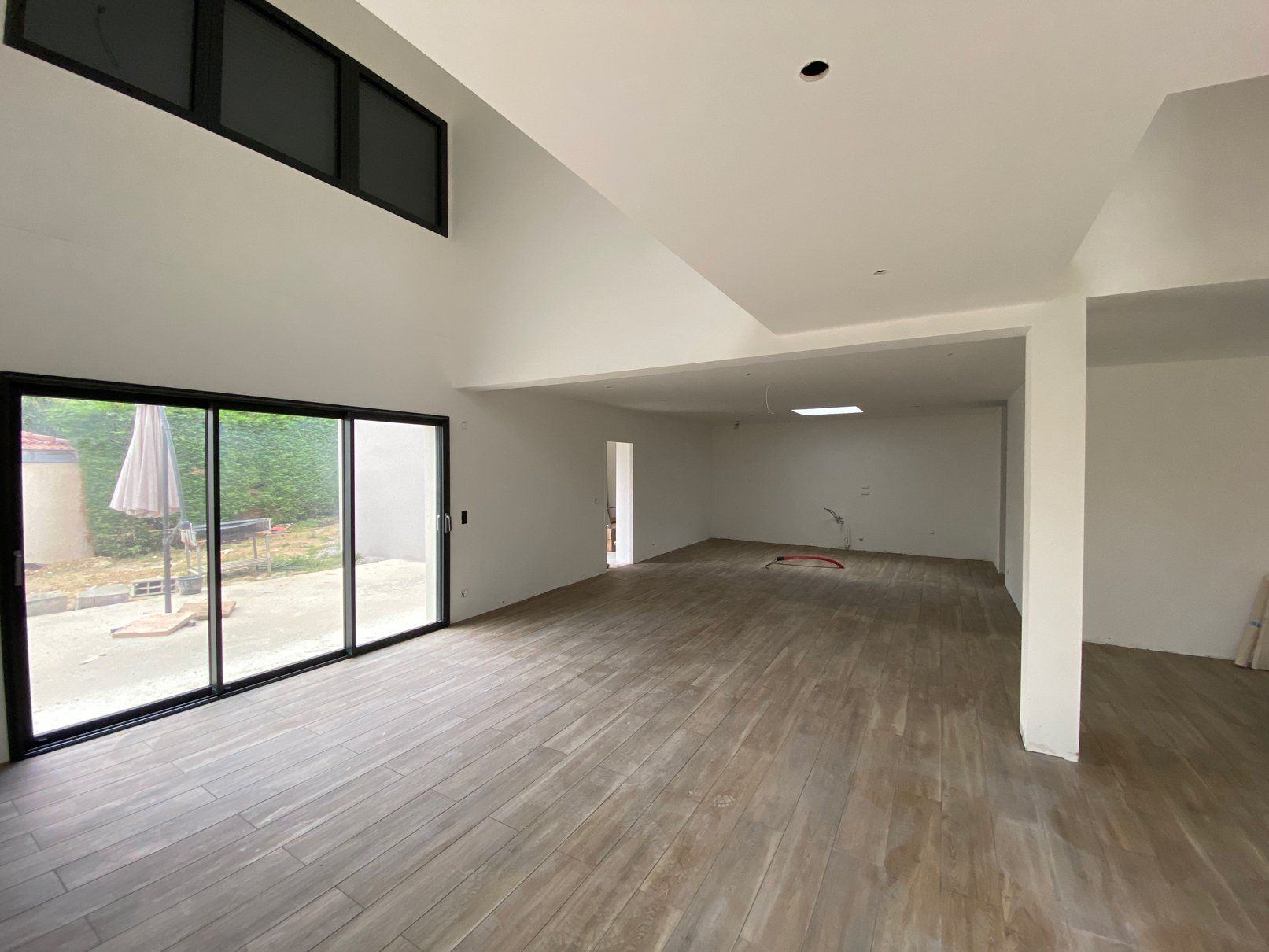 Grande pièce blanche après travaux