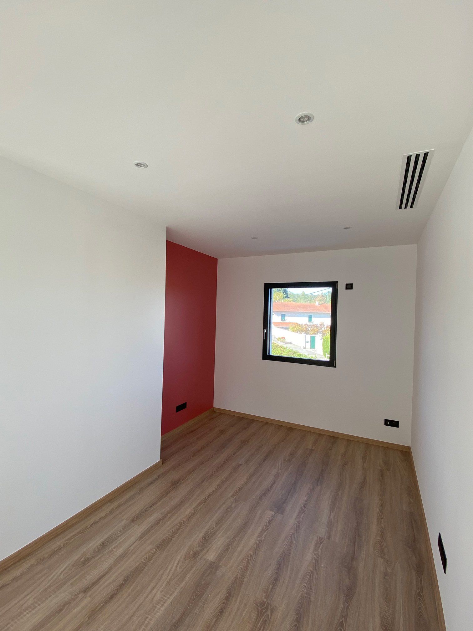 Pièce de bureau avec mur rouge