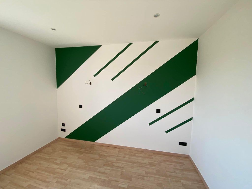 Peinture décorative verte sur fond blanc