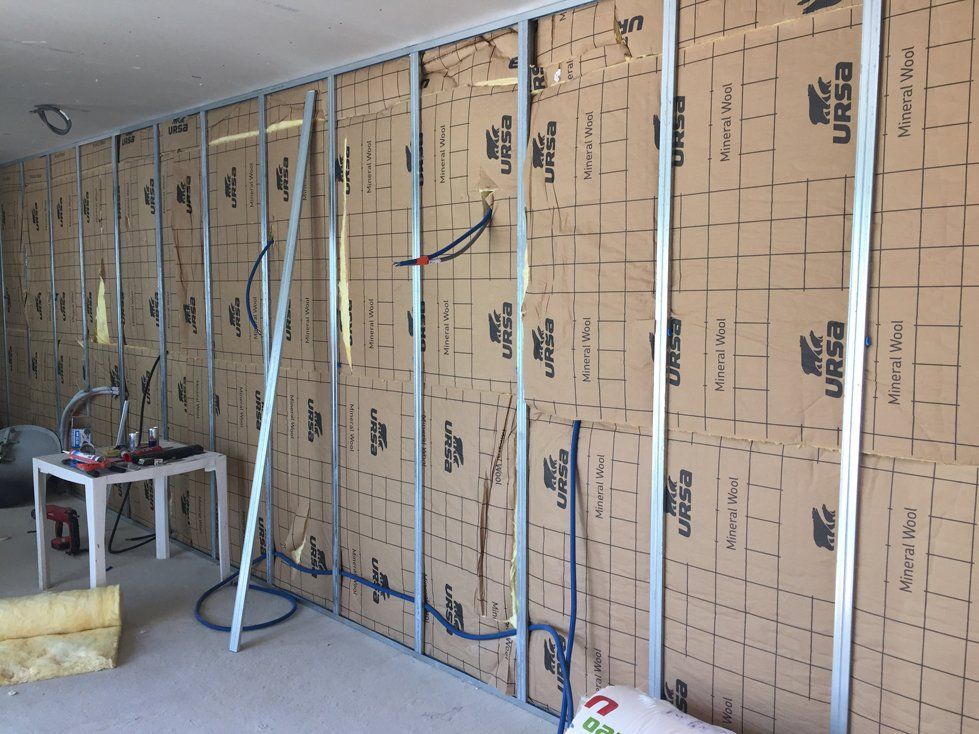 Isolant à l'intérieur d'une cloison