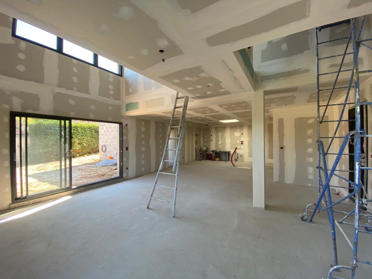 Grand espace ouvert en cours de rénovation