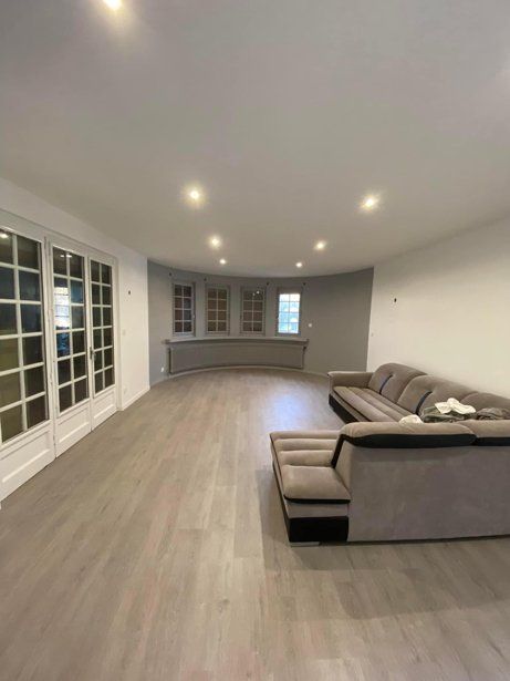 Salon rénové au niveau des murs, du sol (parquet) et des menuiseries