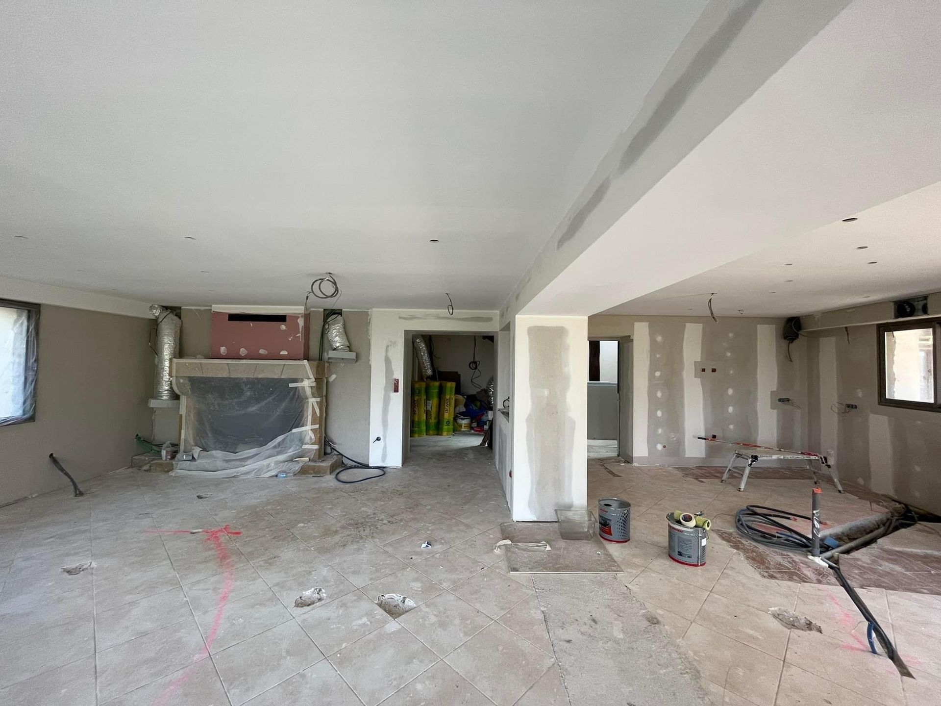 Rénovation d'une pièce avec une cheminée