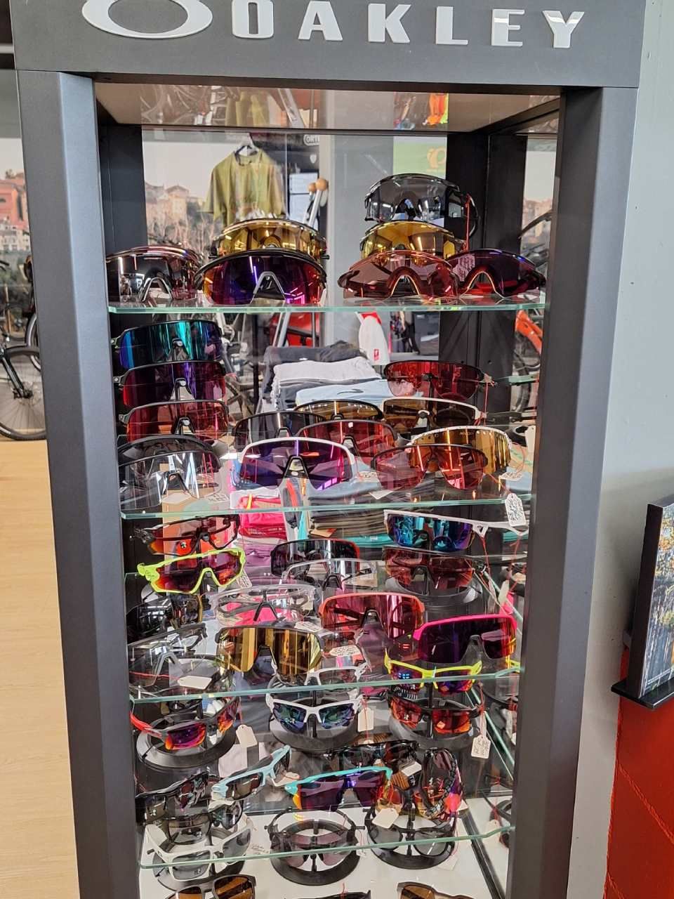 Oakley-Sonnenbrillen-Vitrine mit Reihen farbenfroher Brillen in einem Einzelhandelsgeschäft