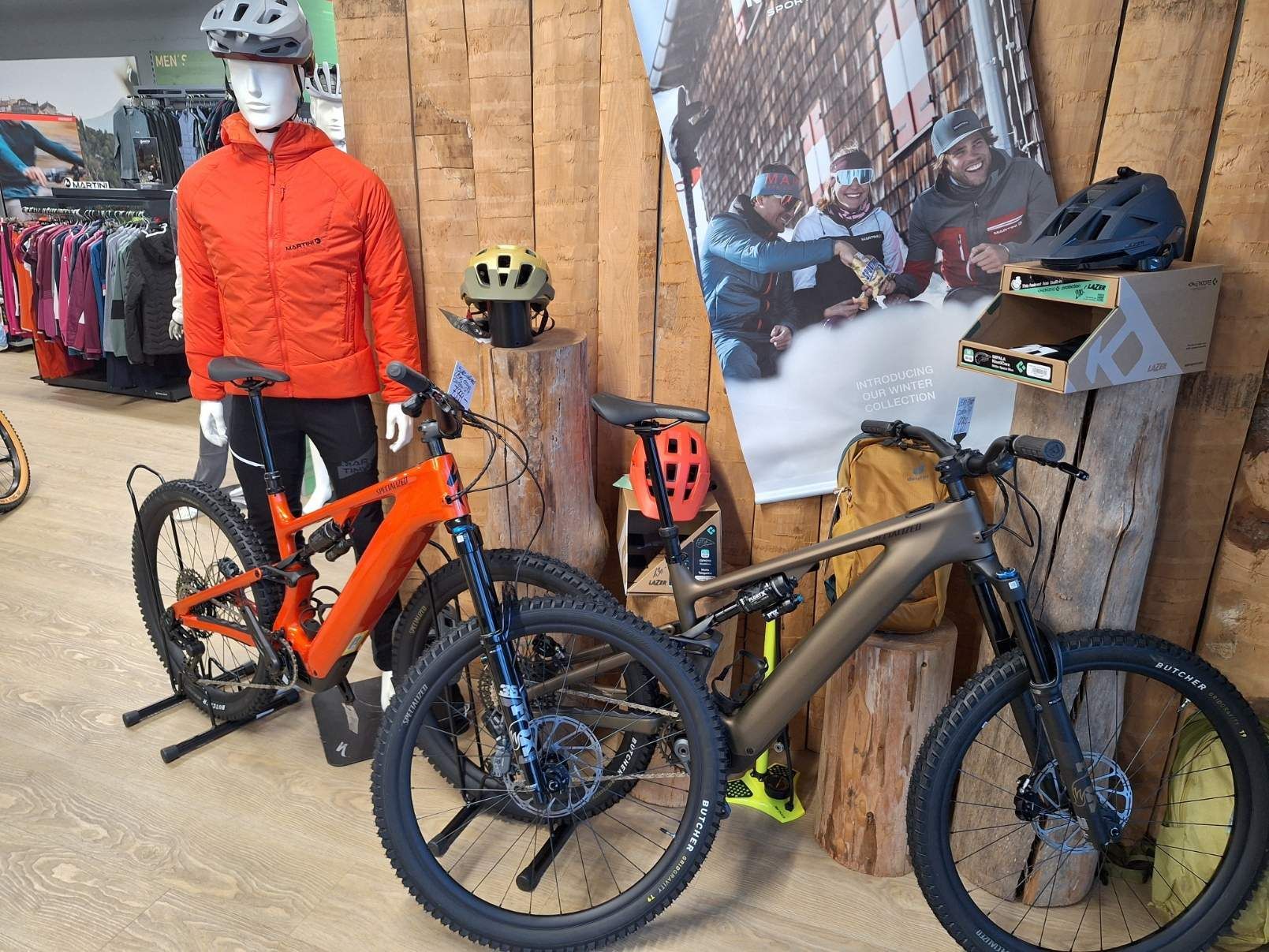 Fahrradladen-Interieur mit Reihen von Fahrrädern, Zubehör und einer zentralen Ausstellung farbenfroher Mountainbikes