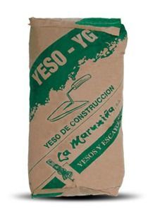 Una bolsa de yeso-yg está sobre una superficie blanca