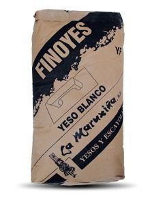 Una bolsa de finoyes yeso blanco sobre un fondo blanco.