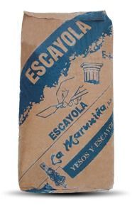 Una bolsa de escayola está sobre un fondo blanco.