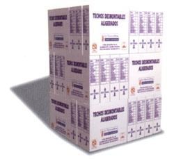 Una pila de cajas blancas con cruces moradas en ellas.