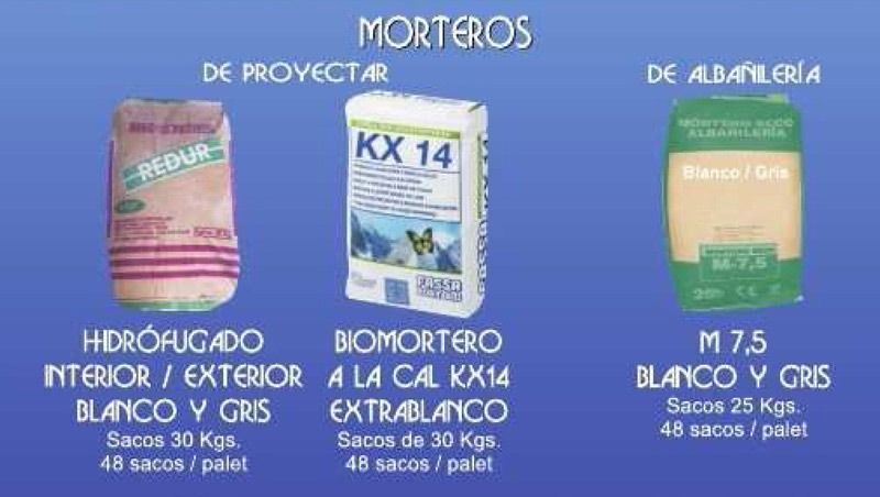 Se muestran tres bolsas de mortero sobre un fondo azul.