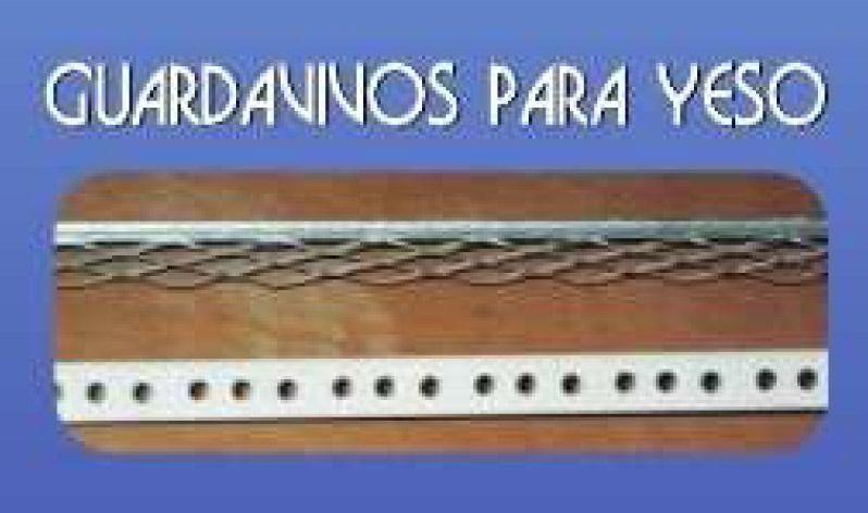 Una imagen de un trozo de metal sobre una superficie de madera.