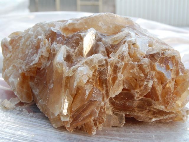 Un gran trozo de roca está sobre una mesa.