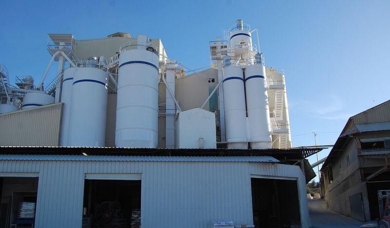 Un gran edificio blanco con muchos silos encima.