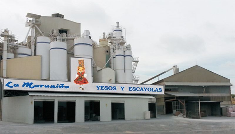 Un edificio con un cartel que dice yesos y escayolas