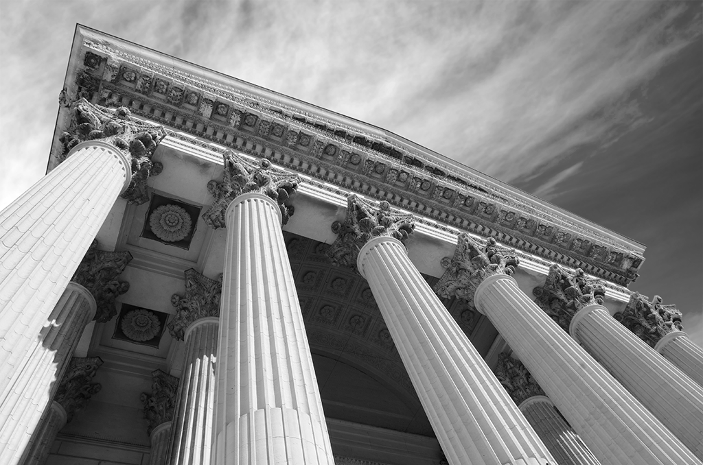 Palais de justice en contre-plongée