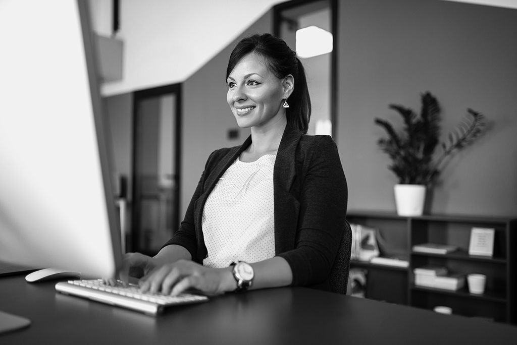 Administratrice travaillant devant un ordinateur