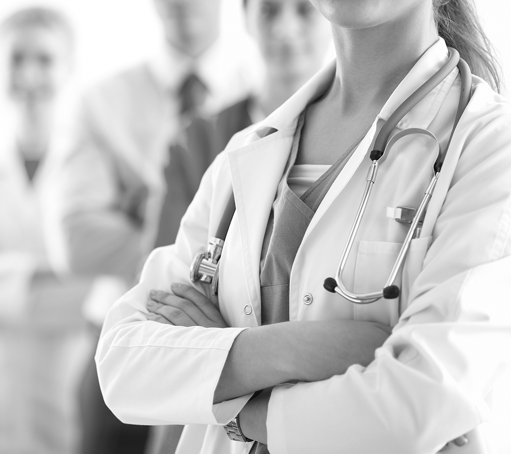 Femme médecin devant un groupe médical
